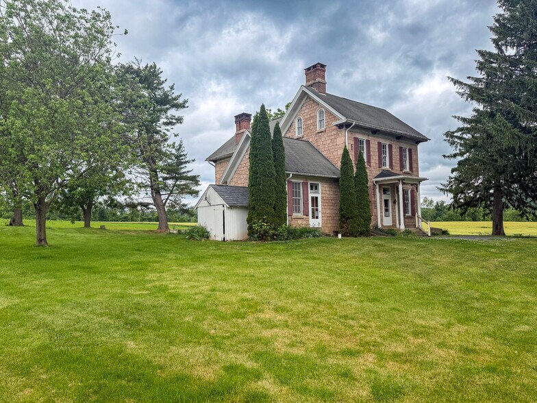 Building Photo - 261 Hopeland Rd