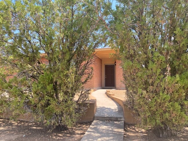 Building Photo - Eastside 3 bed 2 bath - Pool and Garage