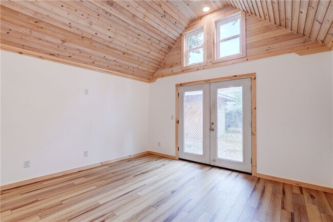 Building Photo - 413 Caroline St