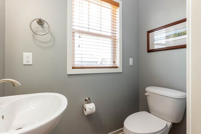 Building Photo - PRAIRIE TRAIL!! 4 Bed, 3.5 Bath Two-Story Home in Ankeny