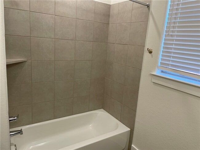 Building Photo - 624 Parkline Dr