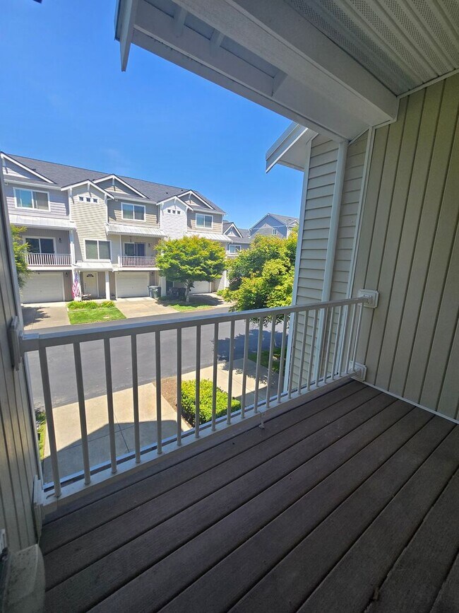 Building Photo - Possibly the Nicest & Most Convenient Townhome!