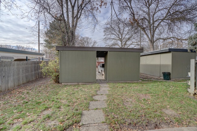 Building Photo - 2 bedroom, 1 bath duplex in the North End.