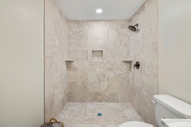 Building Photo - 3109 Shamrock St S