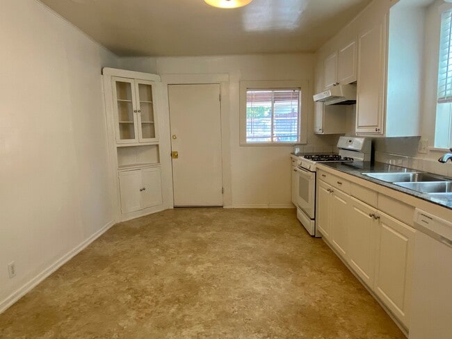 Building Photo - 414 S Pine St