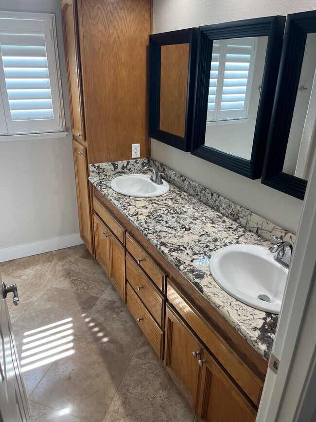 Building Photo - 3367 Chapelle Dr