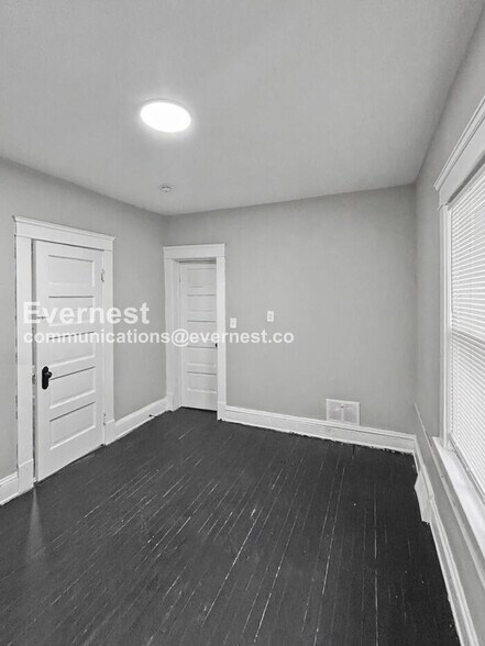 Building Photo - 2932 E 118th St