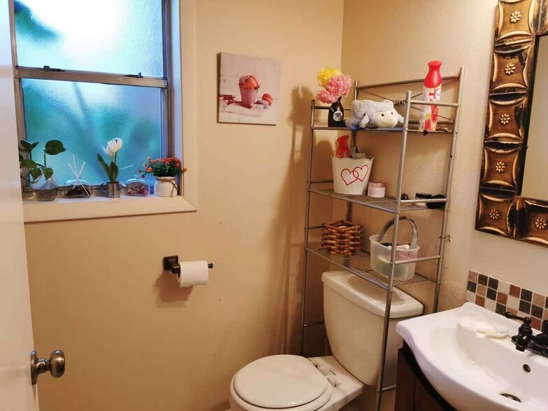 1/2 bathroom - 3206 Sturbridge Ln