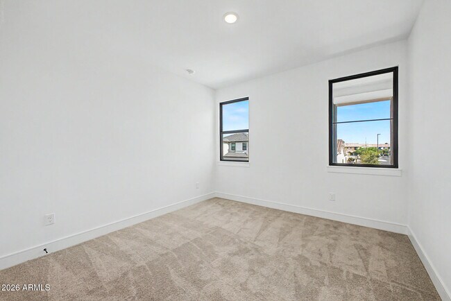 Building Photo - 1131 E Yellowstone Pl