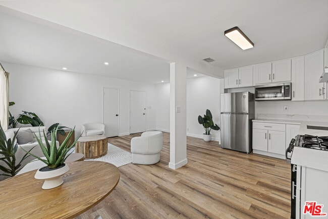 Building Photo - 1435 N Fairfax Ave