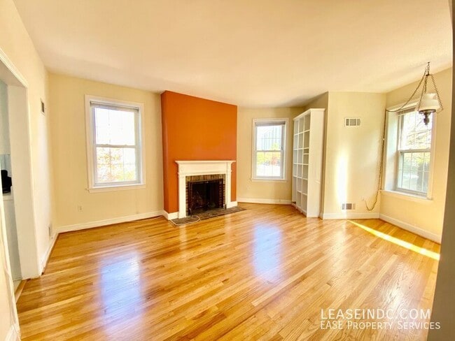 Building Photo - 840 New Hampshire Ave NW