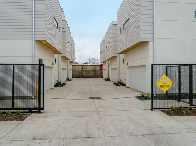 Building Photo - 3404 Saltus St