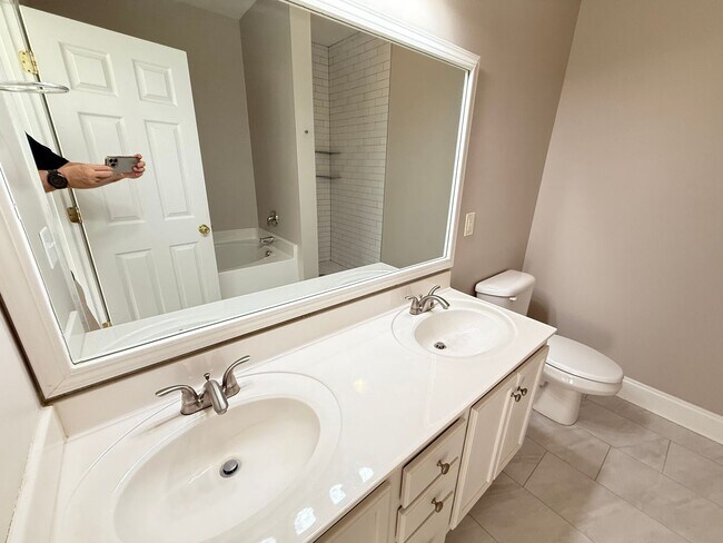 Building Photo - Renovated Cornelius Condo | Two Covered Balconies | Walk to Downtown & Antiquity | Lake Norman Area