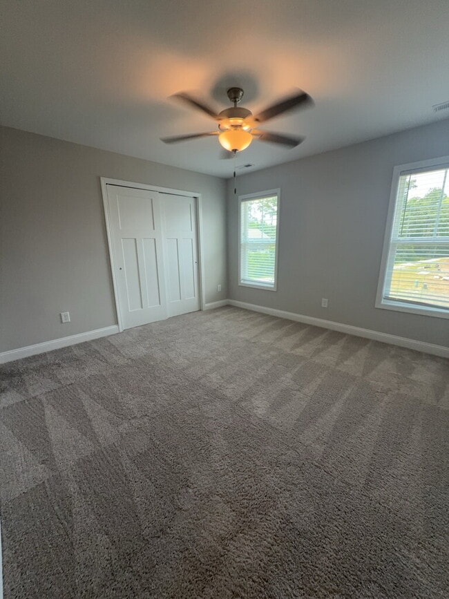 Building Photo - Two Bedroom Two and a half Bathroom Townhome located in Hubert!
