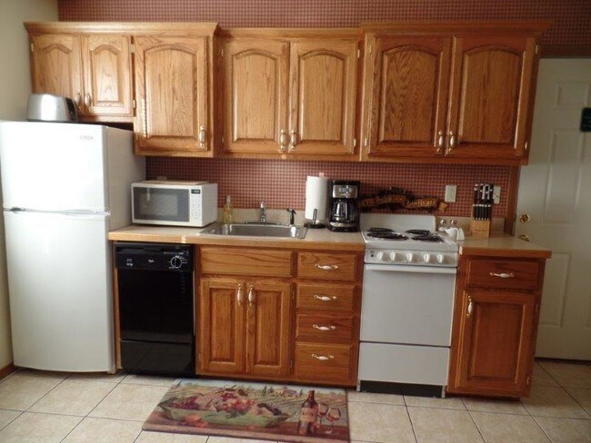 Building Photo - Crestwood Apartments / Extended Stay