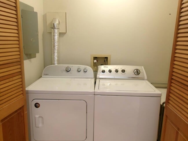 Building Photo - 222 S Ten Broeck St