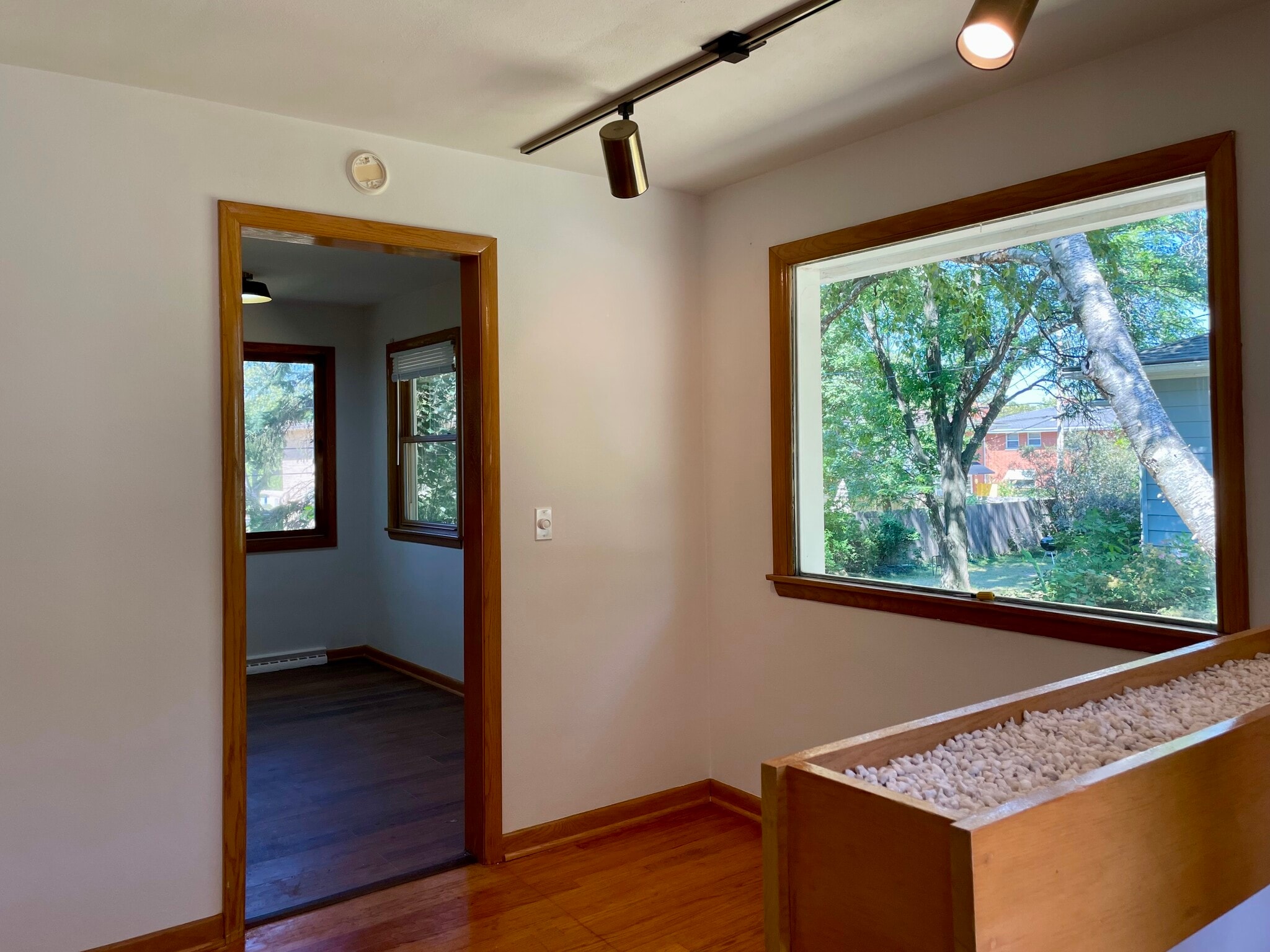 Building Photo - 302 N Meadow Ln