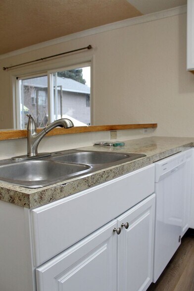 Building Photo - 7937-7937 N Fessenden St