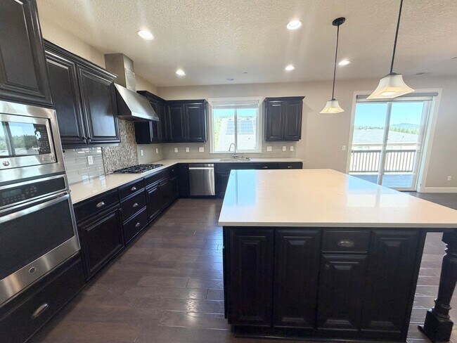 Building Photo - Beautiful 5 Bedroom with Den/Office and Large Bonus Room in Bethany Ridge!!!