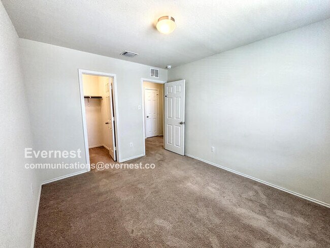 Building Photo - Charming and Spacious 3-Bedroom Home with ...