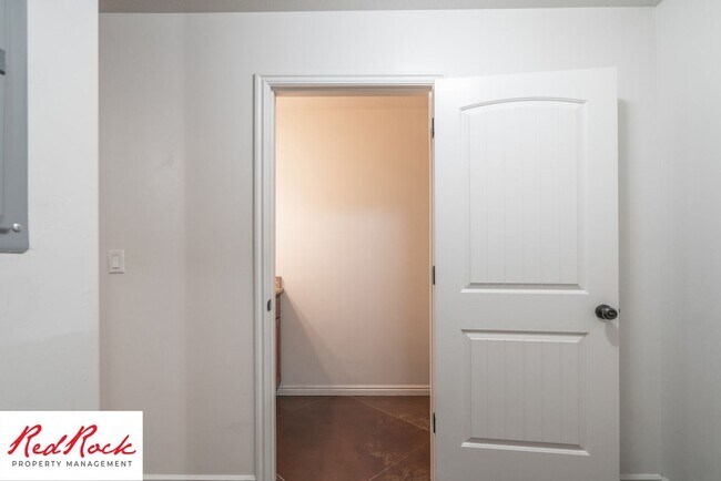 Building Photo - 3 Bedroom Two-Story Home Near Scenic Trails