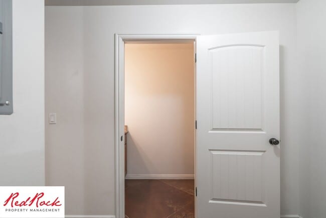 Building Photo - Conveniently located 3 Bedroom Townhome