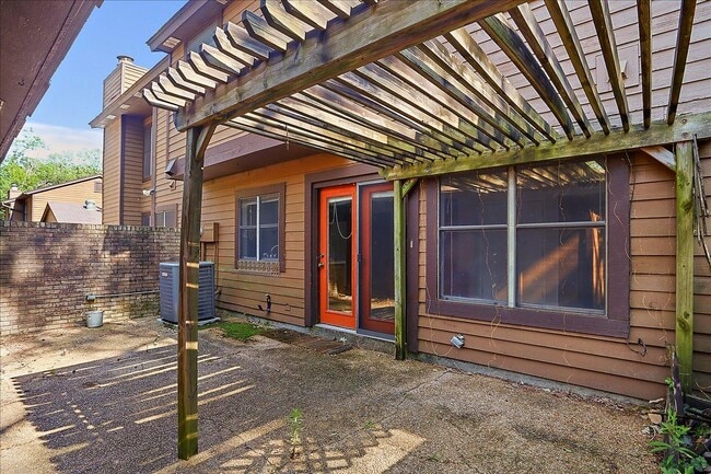 Building Photo - 14 Shore Dr