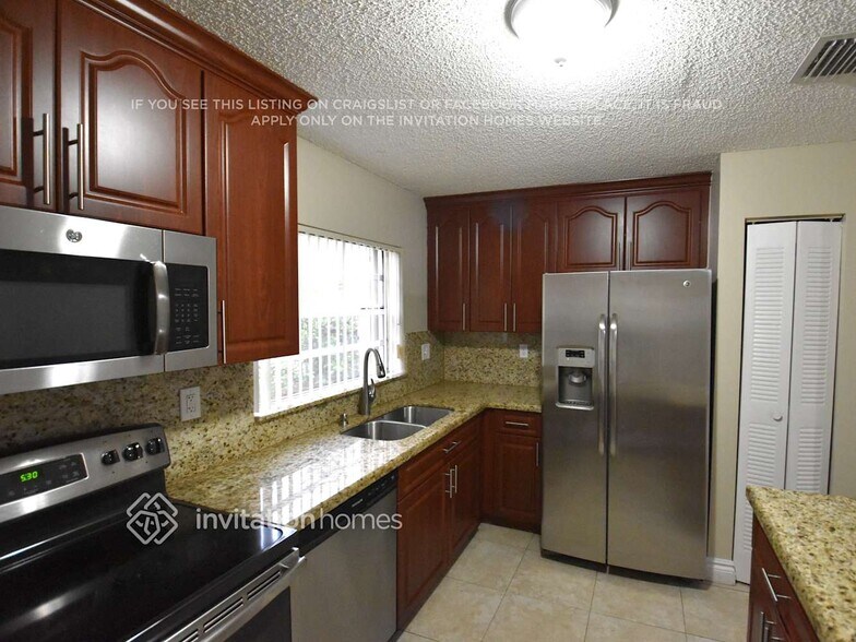 Building Photo - 14075 Langley Pl