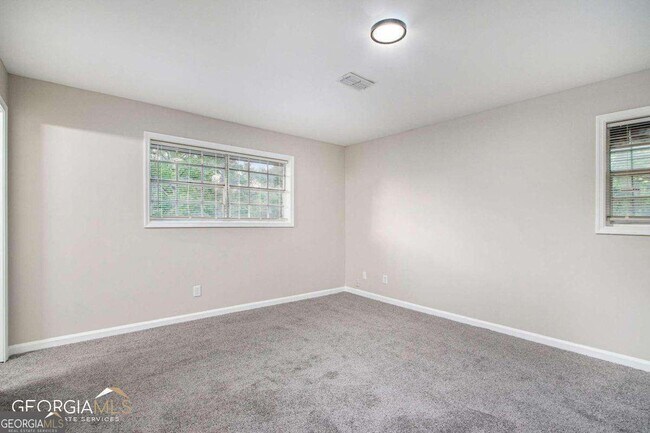 Building Photo - 2243 7 Oaks Cir