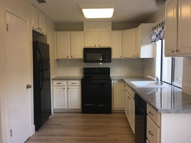 Building Photo - Freshly updated Woodside Park townhouse, c...