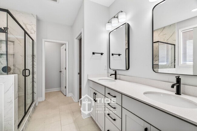 Building Photo - Comfort & Convenience in a Prime Location