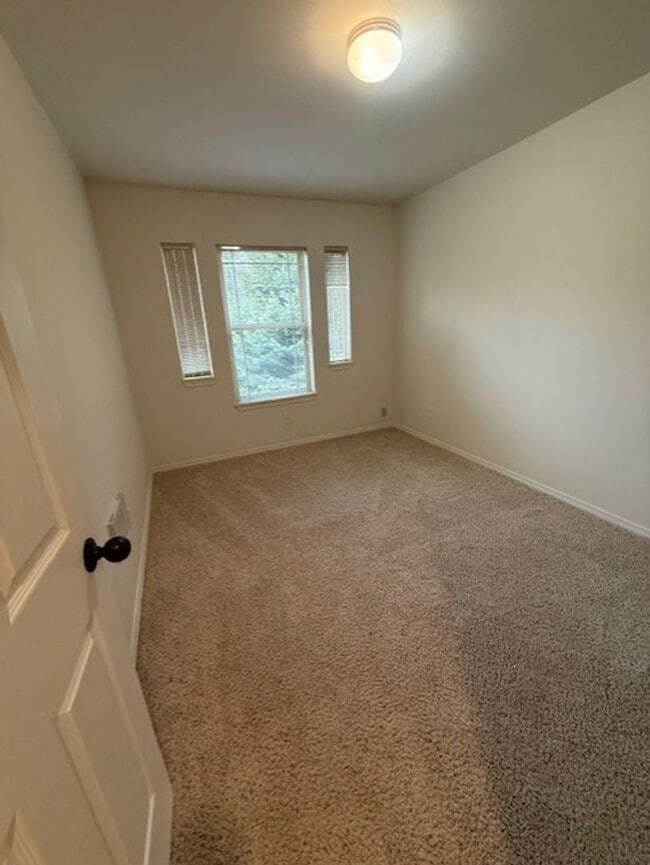 Building Photo - Spacious town home in small community.  Spacious and bright!  Available now!