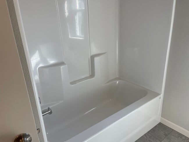 Building Photo - Stylish & Comfortable Living with Fireplace, Island Kitchen, and Private Suite, parks and playgro...