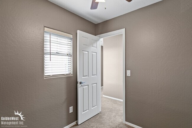 Building Photo - Stunning 4Bdm 3Ba Home with Modern Features in Waddell!