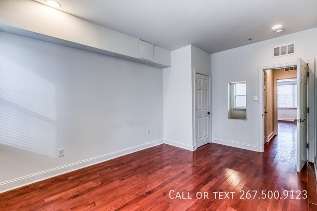 Building Photo - 1456 E Columbia Ave