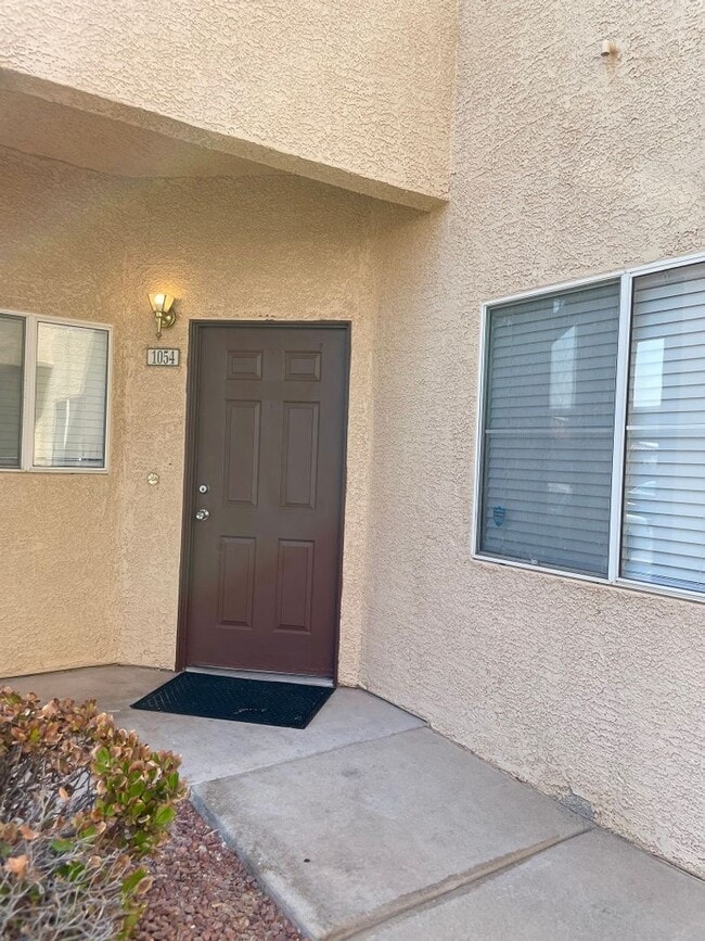 Building Photo - 3 bedroom/ 2 bath condo A Must See