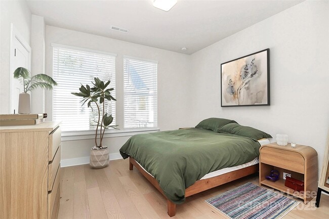 Building Photo - 338 E Cama St