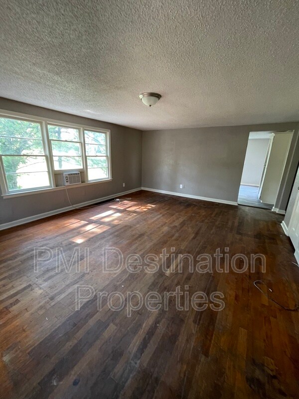 Building Photo - 5528 Parkview Ave