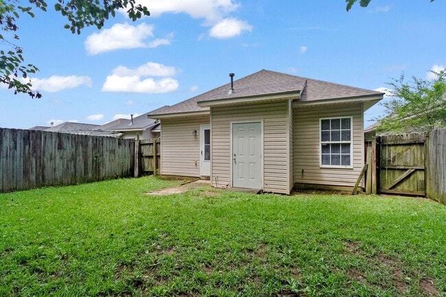 Building Photo - Nice 3 Bed 2 Bath Home! Available Now!