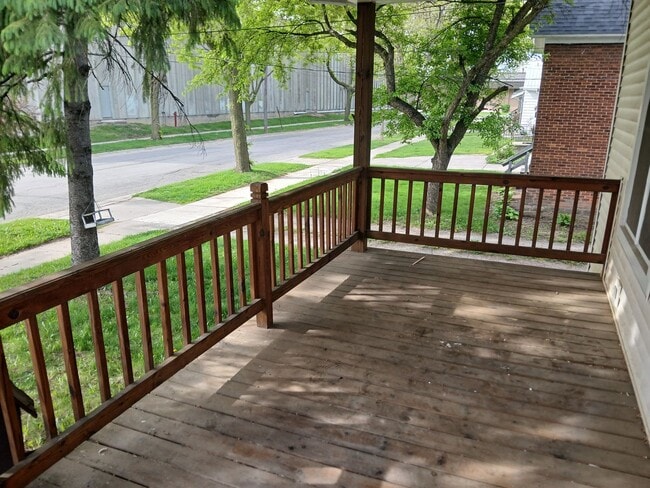 Building Photo - Beautiful Hardwood Floors