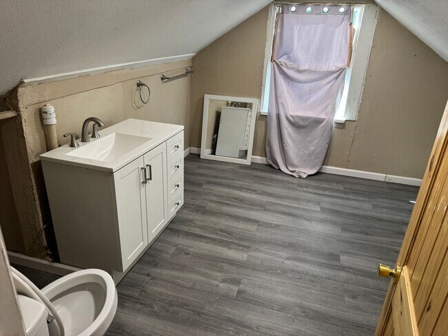 Building Photo - Newly Remodeled 3-4 bedroom Single family home