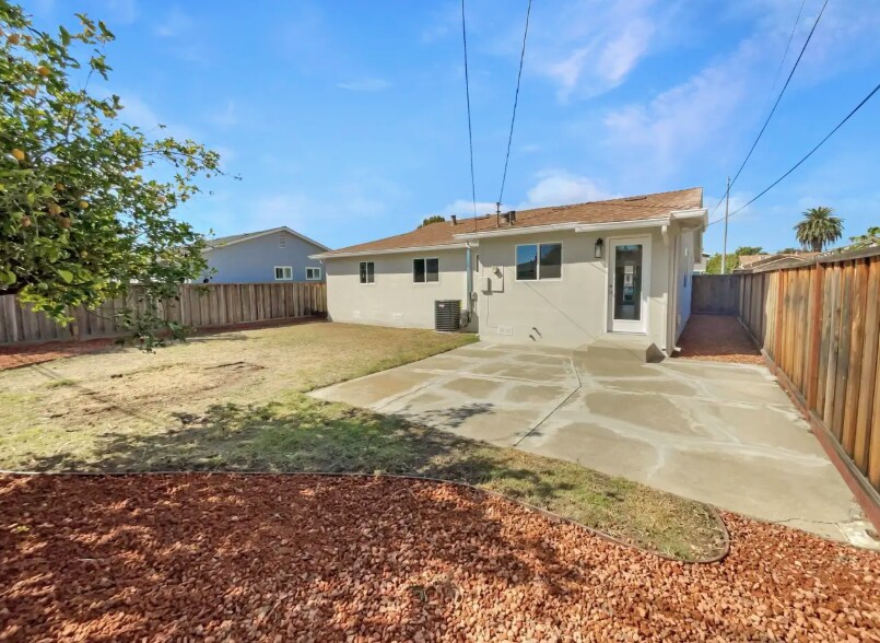 Building Photo - 4840 Piper St