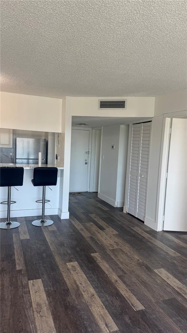 Building Photo - 4174 Inverrary Dr