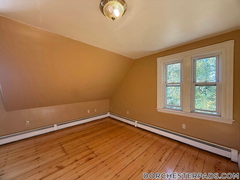 Building Photo - 547 Talbot Ave