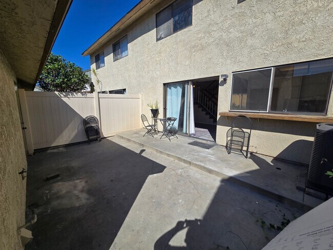 Building Photo - Fantastic 4 Bed, 3 Bath condo!