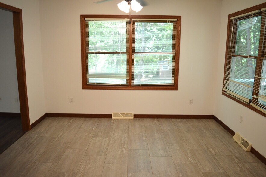 Building Photo - 1870 Sand Ridge Ct