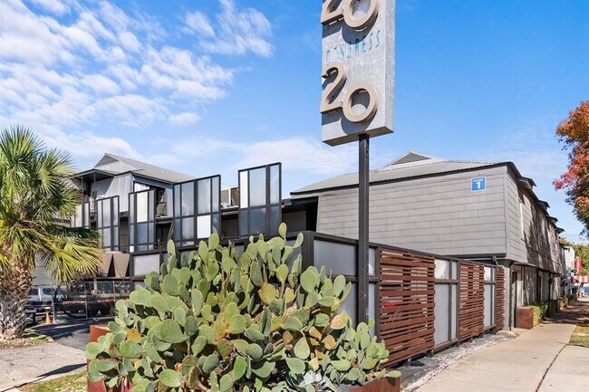 Building Photo - 2020 S Congress Ave