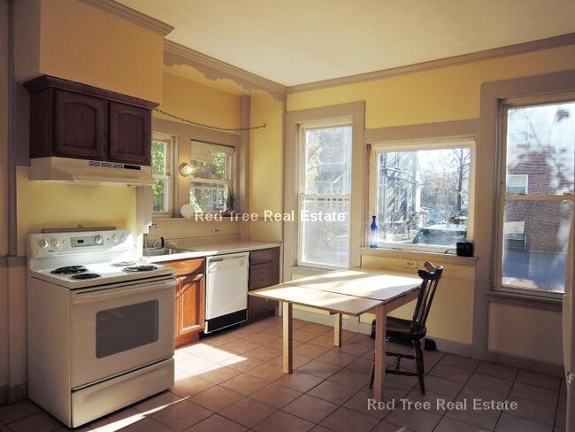 Building Photo - 44 Linden St