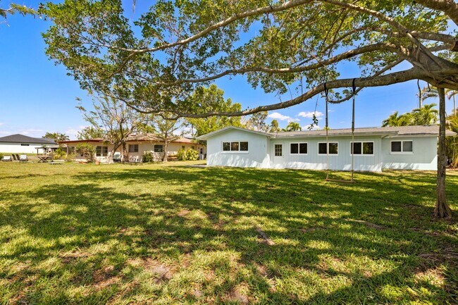 Building Photo - Completely Refurbished 3 Bedroom 2 bath with Florida Room Large backyard