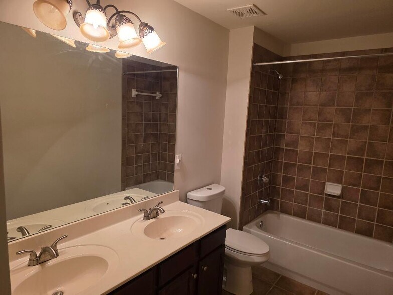 Building Photo - 2143 Somerset Pl SE